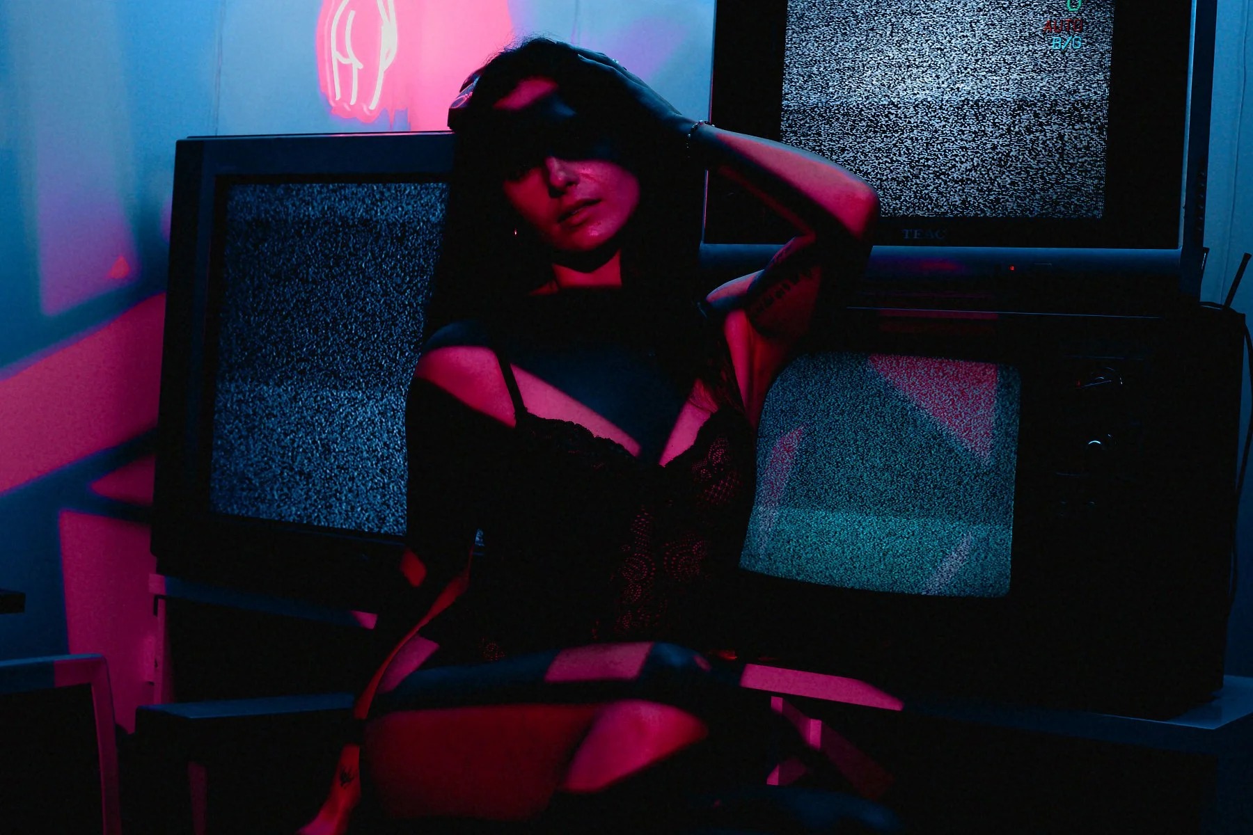 Saskia boudoir session — frame 16