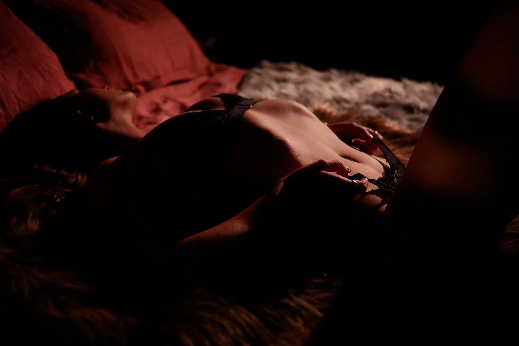Saskia boudoir session — frame 9
