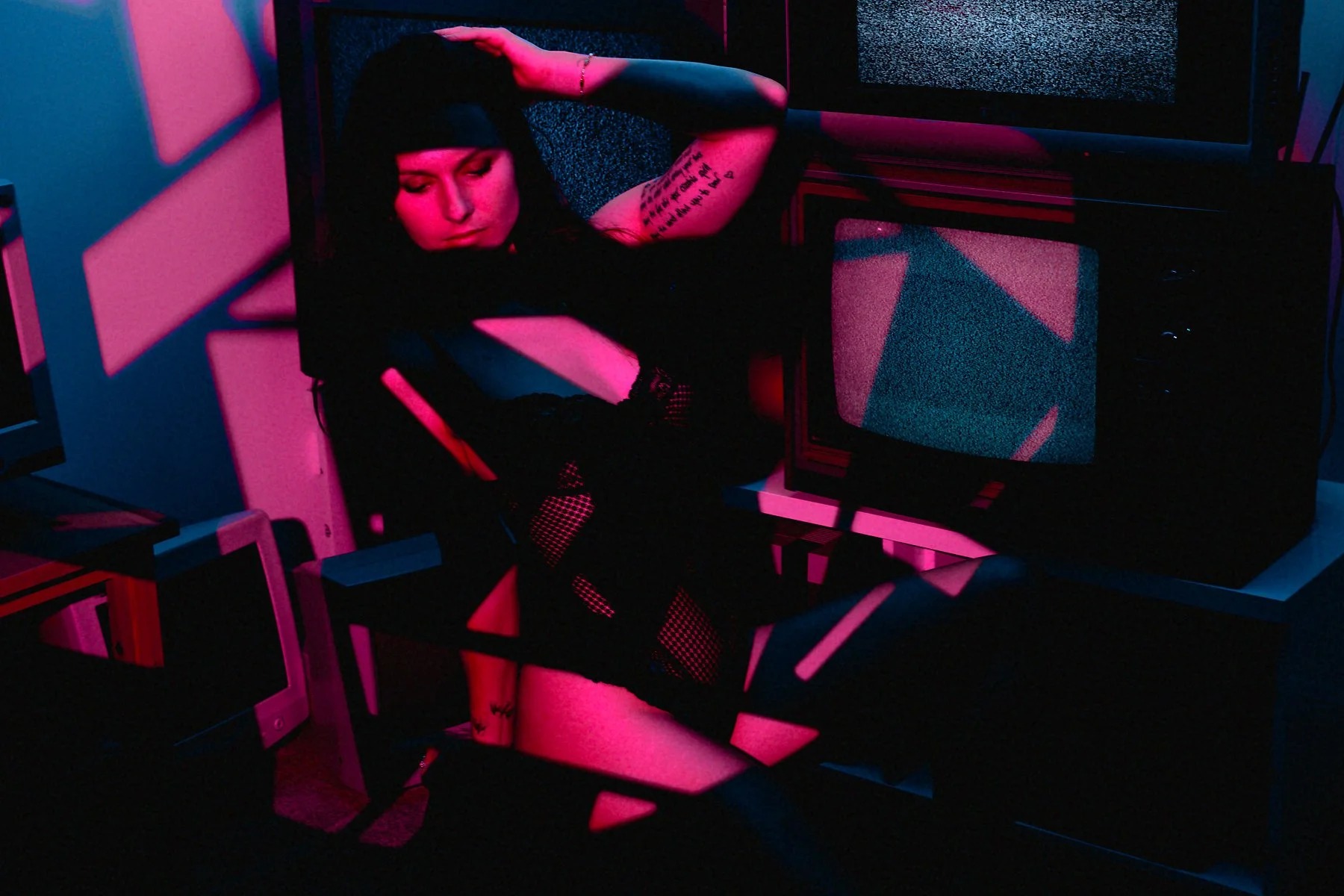 Saskia boudoir session — frame 16